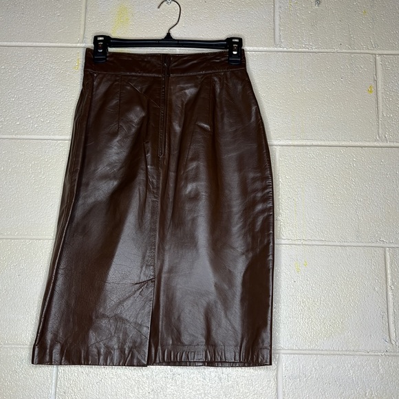 Dk Chocolate brown leather skirt w/look like pockets buttery soft. - Picture 2 of 2